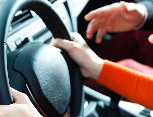 Можно ли научиться водить авто самостоятельно и почему лучше обратиться к инструктору?